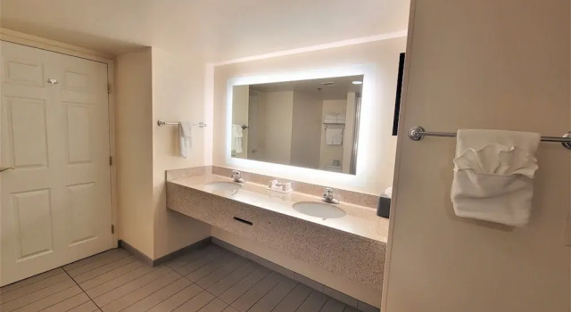 Люкс с 2 комнатами Holiday Inn Hotel & Suites Ann Arbor University of Michigan Area by IHG