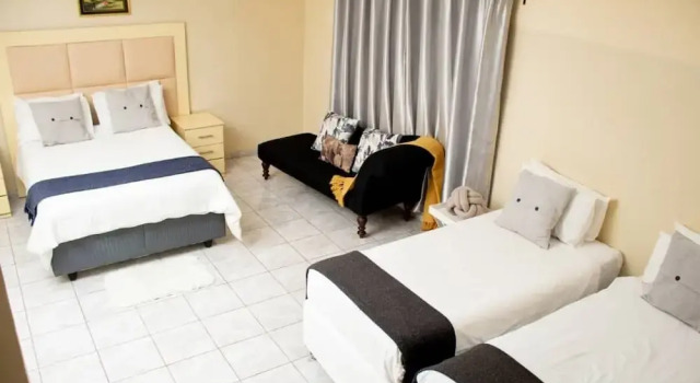 Кровать в общем номере Sweet Holiday Homes