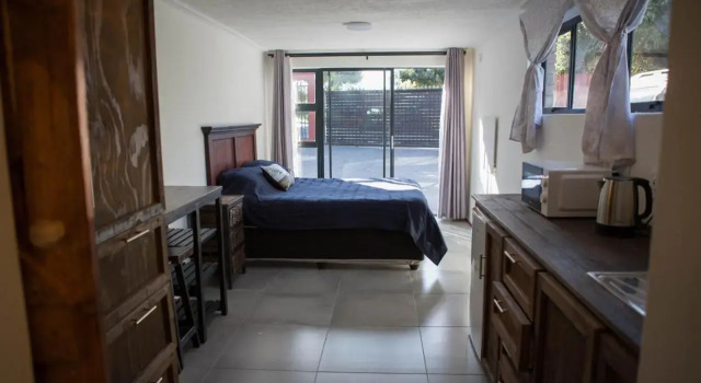 Peaceful 1-bedroom flatlet, 10 min from the beach, Забронировать Отель Отели Cape Peninsula с парковкой, Парковка