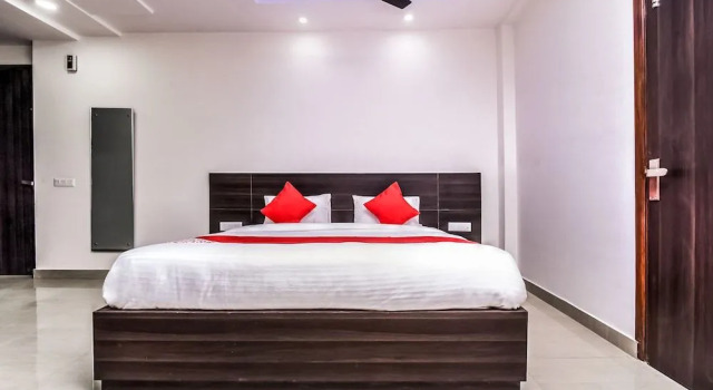 OYO 24236 Q Hotel, Забронировать Отель Отели Нью-Дели с завтраком, Завтраки