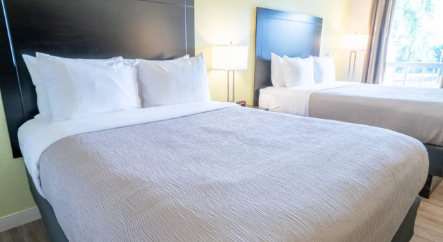 Четырёхместный номер Standard Quality Inn Palm Beach International Airport