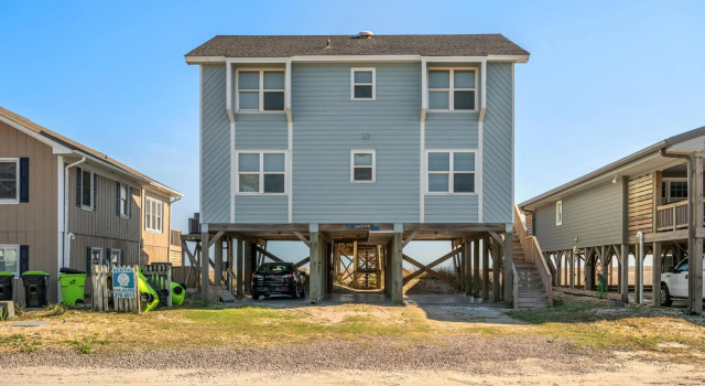 Front Row by Oak Island Accommodations