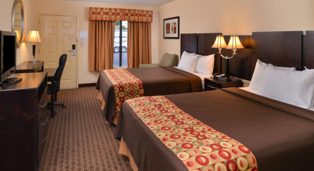 Четырёхместный номер Standard Americas Best Value Inn Tupelo Barnes Crossing