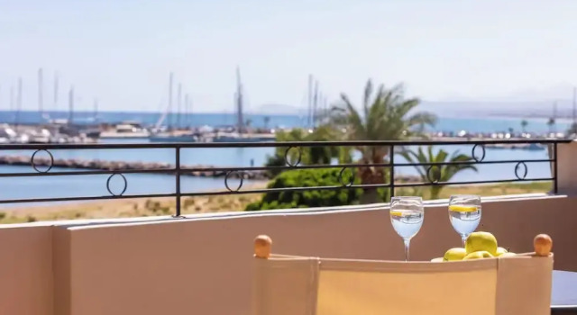 Апартаменты Comfort seafront cozy suite for 2 in Rethymno