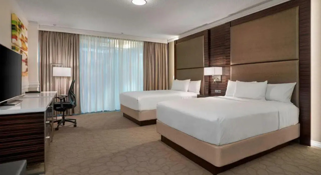 Четырёхместный номер Standard Delta Hotels by Marriott Edmonton Centre Suites