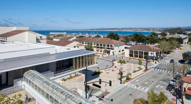 Номер Standard с видом на город Monterey Marriott