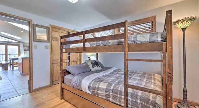 Locust Lake Village Cabin w/ Deck & Lake View!, Book Feriehus Sommerhuse i Pennsylvania, Hytte