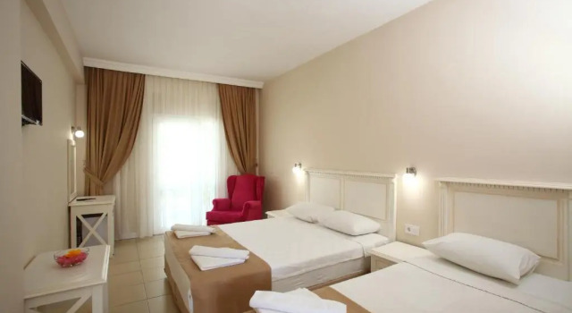 Трёхместный номер Standard Summer in Garden Suites & Beach Hotel