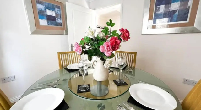 Lovely 4 Bedroom Apartment With Free Internet, study and Parking, Забронировать Апартаменты/квартира Отели Ипсвича с парковкой, рядом с Арка и дом Джин Инджелоу, Парковка