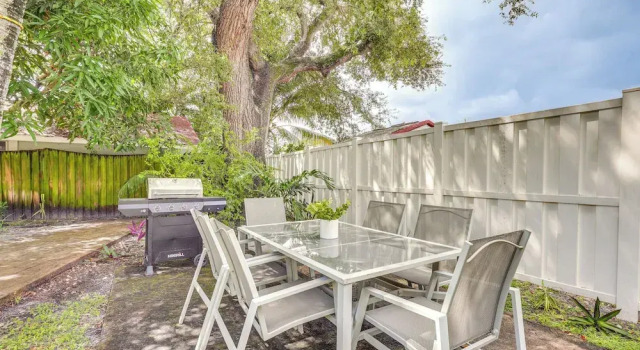 Коттедж Home < 2 Mi to Hallandale Beach & Boat Rentals