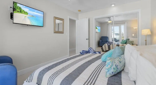 21591/3 Waterfront Duplex With Pool And Spa - Manor 4 Bedroom Home