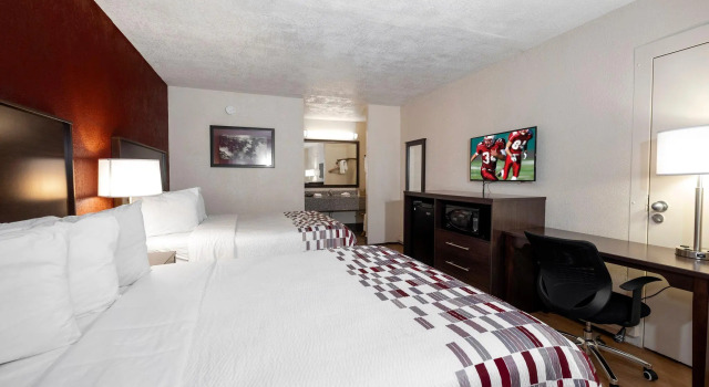 Четырёхместный номер Deluxe Red Roof Inn West Point