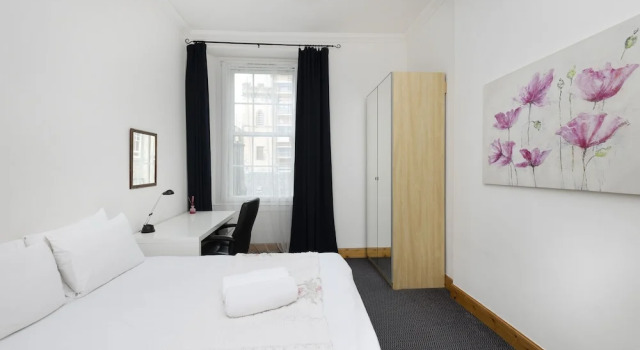 JOIVY Spacious 3 Bed Apartment In The Old Town, Забронировать Апартаменты/квартира Старый город Эдинбург, рядом с Национальный музей Шотландии
