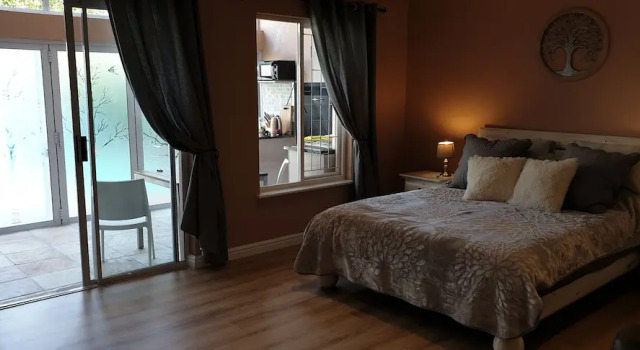 Small Cottage With Sep. Bedroom, En-suite Bathroom, Eating Room With Kitchenet