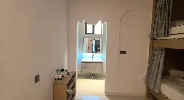 Кровать в общем номере (мужской номер) Narati Morning Courtyard Homestay (Nalati Scenic Area)