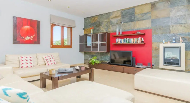 Can Bou in Santa y With 4 Bedrooms and 3 Bathrooms