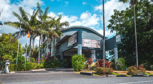 Кровать в общем номере Heritage Cairns Hotel