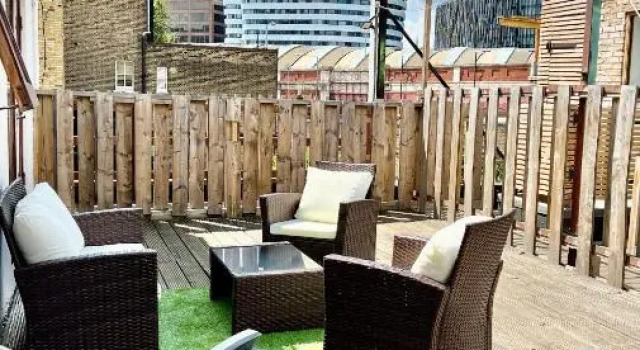 Luxury Waterloo Apartment - Large Private Patio & Air Conditioning, Забронировать Апартаменты/квартира Отели Лондона с парковкой, рядом с Памятник «Боудикка и ее дочери», Парковка