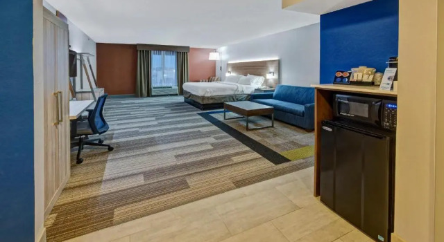 Люкс Holiday Inn Express Hotel & Suites London by IHG