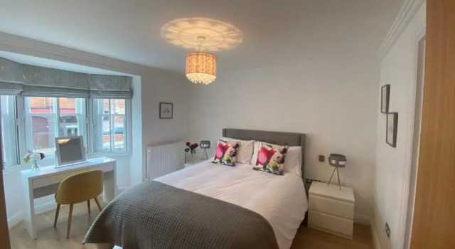GS - Luxury, modern town centre, 2 beds, free parking for one vehicle