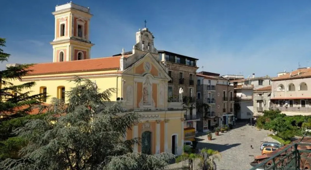 Superbe Appartement de 5 pièces avec 3 grandes chambres situé dans un jolie village, Buchen Sie Ferienwohnung Montefalcione Irpinia