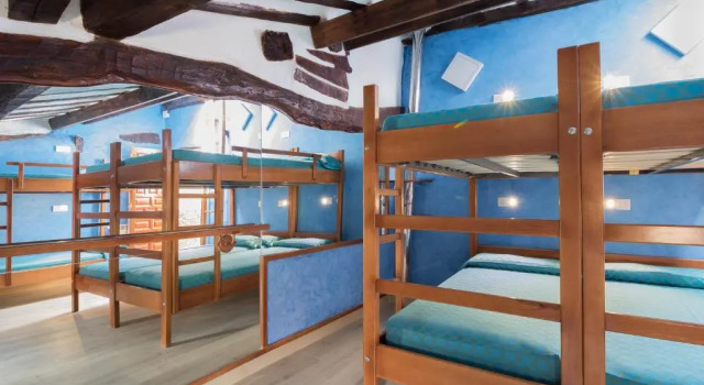 Кровать в общем номере Albergue Cuatro Cantones