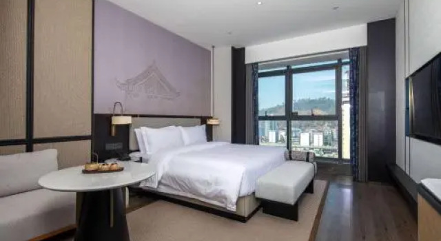 Ramada By Wyndham Shaoyang County West, Book Hotel Hoteller i Shaoyang County med parkering, Parkering