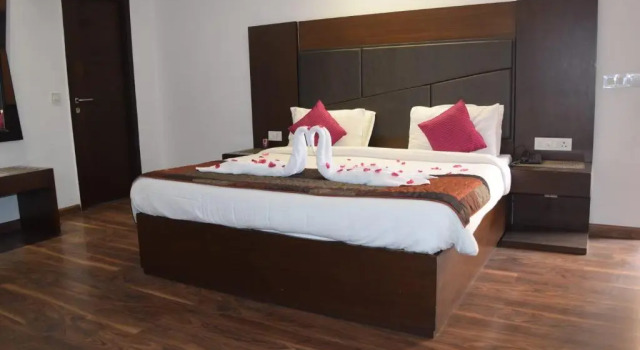 Uttrakhand Paradise Resort, Rezervovat Lázně / Resort Nainital Uttarakhand