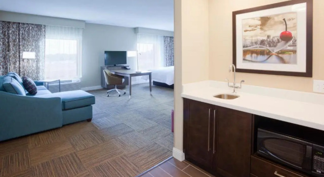 Четырёхместный люкс Hampton Inn Minneapolis-Roseville,MN