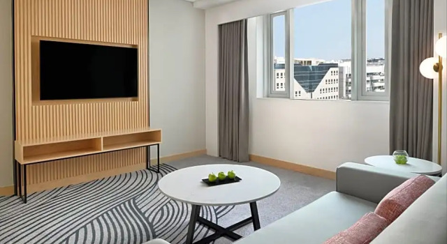 Двухместный полулюкс клубный Crowne Plaza - Dubai Jumeirah by IHG