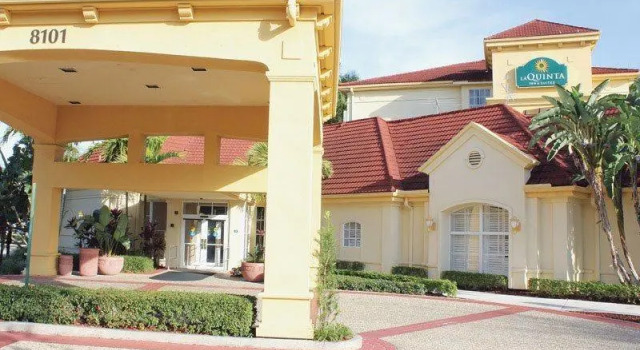 Кровать в общем номере La Quinta by Wyndham Ft. Lauderdale Plantation