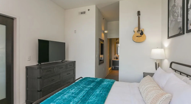 Mid Century Modern Downtown Condo | 30+ Night Min, Забронировать Апартаменты/квартира Нэшвилл Теннесси, рядом с Парк Cumberland