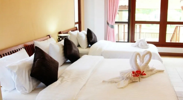 Коттедж с балконом и с видом на озеро Thongsathit Hill Resort Khao Yai