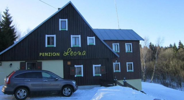 Guest House Leona, Rezerwuj Pensjonat Hotele w Jizera Mountains z parkingiem, Parking