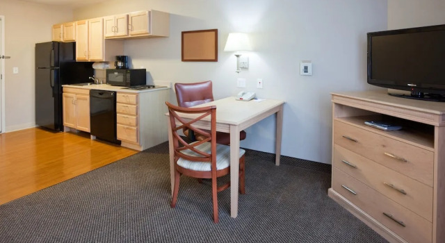 Четырёхместный люкс Candlewood Suites Milwaukee Brown Deer by IHG