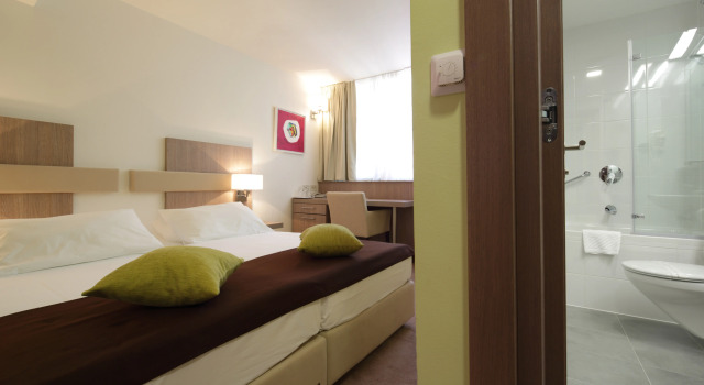 Hotel Park Makarska, Забронировать Отель Отели Макарска по системе «всё включено», рядом с Набережная Рива (Макарска), Всё включено