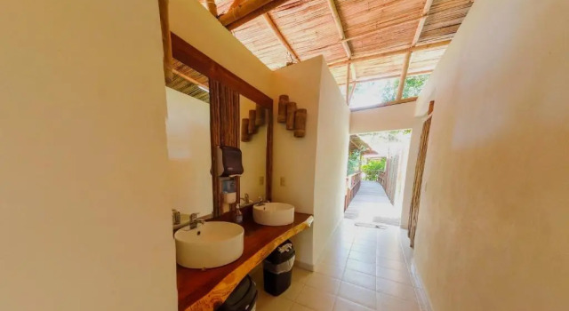 Кровать в общем номере Cabañas Kin Balam Palenque