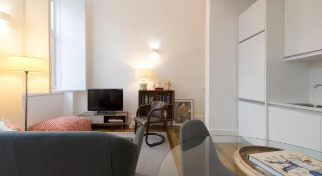 LovelyStay - Cozy Duplex with Patio right off train&metro station, Rezerwuj Hotel Bonfim 
