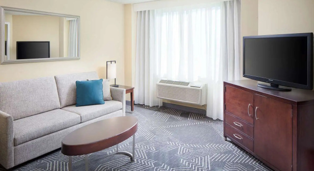 Люкс с 2 комнатами DoubleTree by Hilton Los Angeles/Commerce