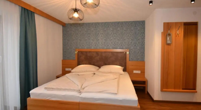 Pension Garni Hubertus, Rezerwuj Hotel Hotele w Tyrol z parkingiem, Parking