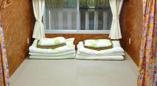 Кровать в общем номере (женский номер) Sesoko Island Guest House Kafuu Village