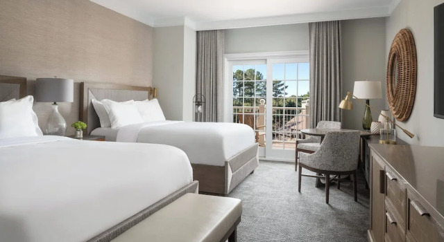 Четырёхместный клубный номер Standard с балконом и с красивым видом из окна The Ritz-Carlton Reynolds, Lake Oconee