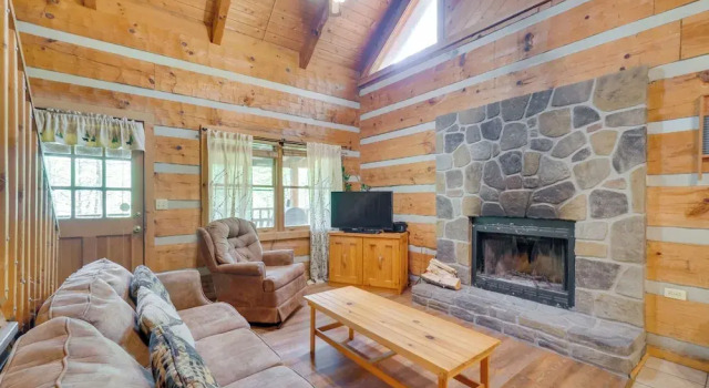Коттедж Gatlinburg Cabin with Pool Table about 6 Mi to Downtown!