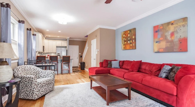 917 S 8th St. · Stylish 3 bedroom home in Bella Vista, Забронировать Отель Филадельфия Philadelphia Metropolitan Area, рядом с Gloria Dei Old Swedes' Episcopal Church