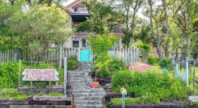 Коттедж Exotic Home w/ Patio & Grill: Walk to Canyon Lake!