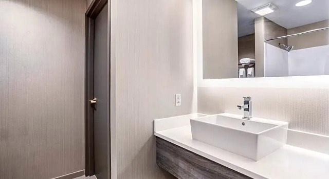 Двухместный номер Superior с балконом Holiday Inn Lafayette-City Centre by IHG