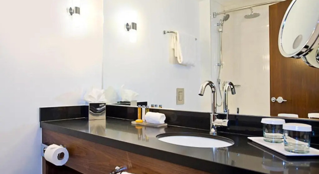 Трёхместный номер Standard Sandman Signature London Gatwick Hotel