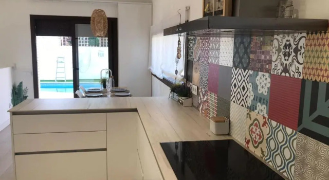R127 Moderna villa cerca del mar, Забронировать Вилла Отели El Baix Penedès с парковкой, Парковка