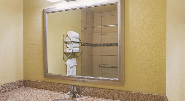 Четырёхместный номер Standard La Quinta by Wyndham Ft. Worth - Forest Hill, TX