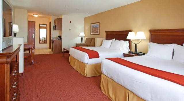 Четырёхместный номер Standard Holiday Inn Express Hotel & Suites Tooele by IHG